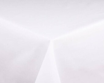 Puede incluir: Primer plano de un mantel blanco. La tela es lisa y parece estar hecha de un material nítido y de alta calidad. Los pliegues y las sombras crean una sensación de profundidad y textura.