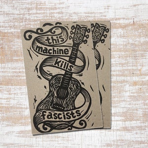 Postkarte This Machine Kills Fascisten Gitarre - Handbedruckte Letterpress Postkarte, Woody Guthrie Tribute