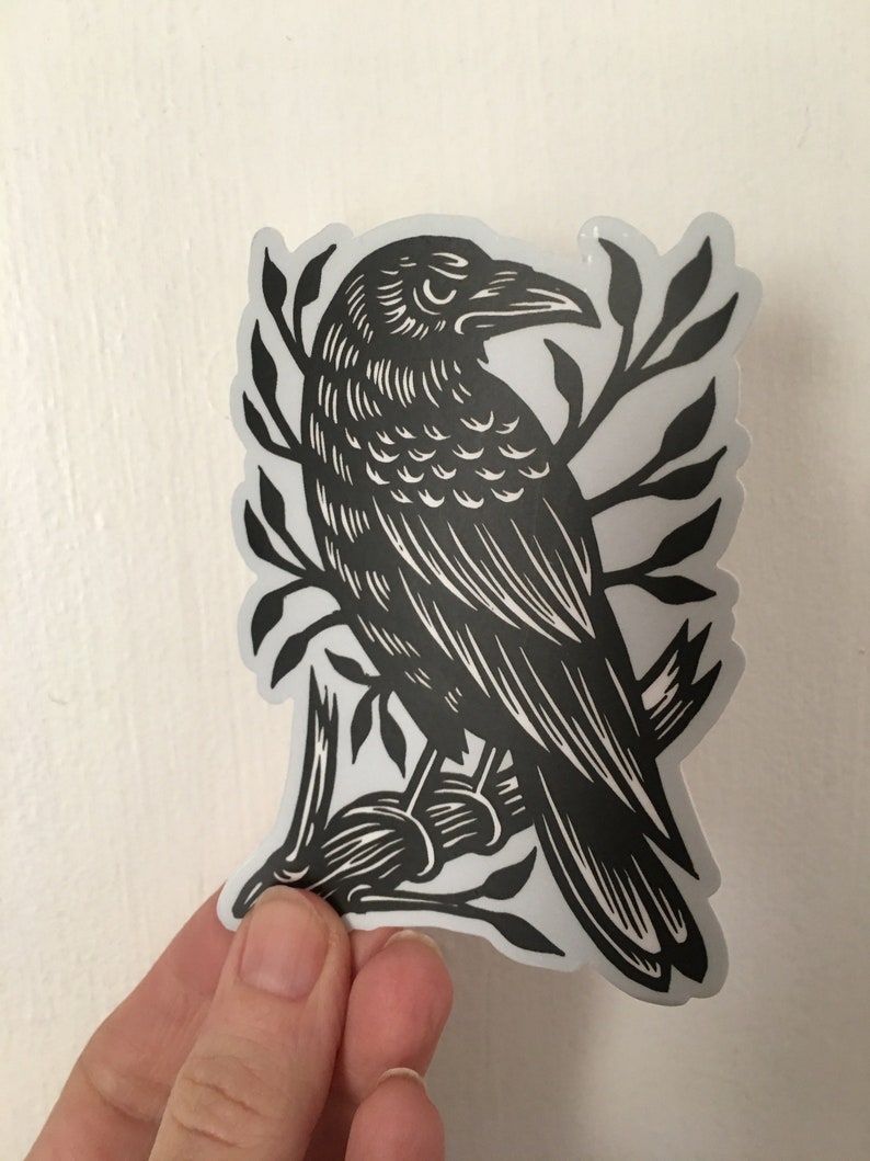 Peut inclure: Autocollant noir et blanc d'un corbeau perch&eacute; sur une branche avec des feuilles. Le corbeau est d&eacute;taill&eacute; avec des lignes et des ombres complexes.