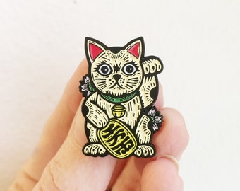 Maneki Neko Emaille Pin – Glückskatze Illustration Accessoire