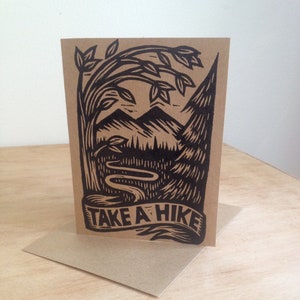 Carte typographique linogravure Take a Hike - carte de voeux motivante drôle - carte d'encouragement - carte de retraite - carte humoristique - cadeau de randonneur