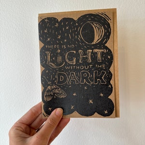 Er is geen licht zonder het donker - Wenskaart - Aanmoedigingskaart - Mottenkaart - Maankaart - Boekdrukkaart - Linosnedekaart