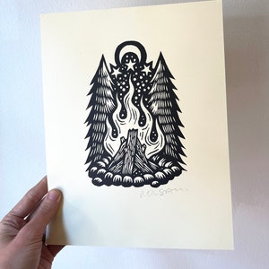 Campfire Linocut 8.5x11 Impresión en marfil - Impresión de luna y estrellas - Arte de camping - Decoración de cabina