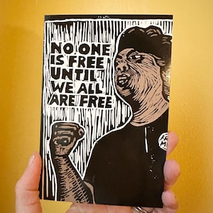 Fannie Lou Hamer « Personne n'est libre jusqu'à ce que nous soyons tous libres » - Carte postale linogravure 4 x 6 - Histoire américaine - Cartes postales de justice sociale