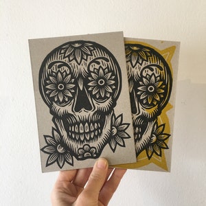 Le jour des morts avec des fleurs - Carte postale typographique 5 x 7 - Cartes postales à l'unité ou en lot