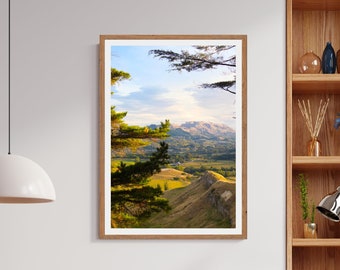 Berge durch Baum Druck, Neuseeland Reise Fotografie, Wald Bauernhaus Landschaft Natur Wand Kunst Druck (Ungerahmt), Haus Wanddekoration