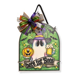 Here for Boos Halloween-deurhanger: spook met bier, spookachtig feestdecor