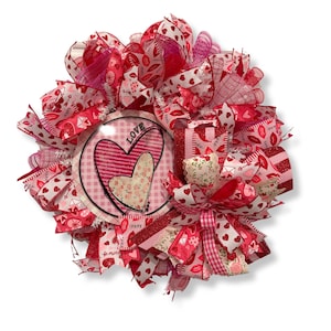 Valentine&#39;s Day Wreath with Heart Design – Handmade Ribbon Wreath, Romantic Front Door Decor, Love-Themed Seasonal Decoration