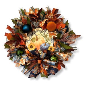 Ghirlanda di benvenuto autunnale con zucche, fiocchi autunnali a quadri, dettagli arancioni e blu, decorazione per porta d&#39;ingresso, ghirlanda stagionale fatta a mano