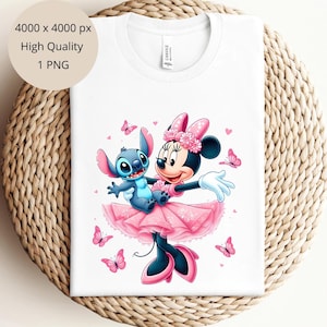 Puede incluir: Camiseta blanca con un gr&aacute;fico colorido de Minnie Mouse y Stitch abraz&aacute;ndose, rodeados de mariposas y corazones rosas. Los personajes visten un tut&uacute; rosa y una corona de flores. La camiseta tiene el texto "High Quality 1 PNG".