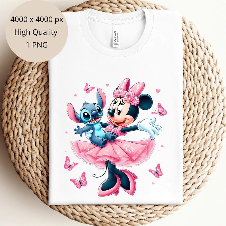 Puede incluir: Camiseta blanca con un gr&aacute;fico colorido de Minnie Mouse y Stitch abraz&aacute;ndose, rodeados de mariposas y corazones rosas. Los personajes visten un tut&uacute; rosa y una corona de flores. La camiseta tiene el texto "High Quality 1 PNG".
