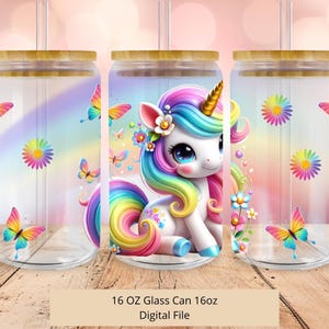 Pode incluir: Três copos de vidro transparente em forma de lata com tampas e canudos de bambu. Cada copo apresenta um design de unicórnio colorido com crina e cauda de arco-íris, borboletas e flores. O texto "16 OZ Glass Can 16oz Digital File" está na parte inferior.