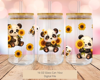 Puede incluir: Tres vasos de vidrio transparente con forma de lata con tapas y pajitas de bambú. Cada vaso presenta una ilustración de oso panda con girasoles. El texto "16 OZ Glass Can 16oz Digital File" está en la parte inferior.