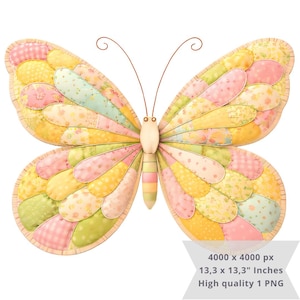 Pode incluir: Uma borboleta decorativa com asas de patchwork em tons pastel de rosa, amarelo e verde. A borboleta tem um corpo bege e antenas. A imagem inclui as dimensões: 33,8 x 33,8 cm.