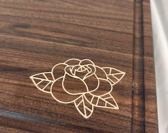 Tabla de cortar de nogal hecha a mano con elegantes incrustaciones florales – Calidad superior, hecha para durar, lista para enviar