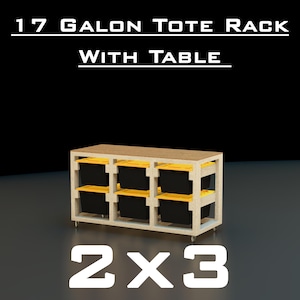 Może przedstawiać: Drewniany stojak do przechowywania z sześcioma czarnymi i żółtymi pojemnikami. Stojak ma jasny blat i ramę z białym tekstem "17 Gallon Tote Rack With Table" i "2 X 3".