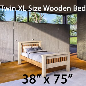 Op de afbeelding: Twin XL houten bed met een licht houten frame en hoofdbord. Het bedframe is 96,5 cm x 190,5 cm en heeft een lattenbodem. Het bed is gemaakt van lichtgekleurd hout en heeft neutraal getint beddengoed.
