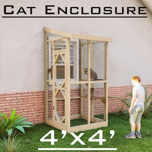 以下が含まれることがあります： 上部に「CAT ENCLOSURE」の文字が入った木製の猫用エンクロージャー。 エンクロージャーは122cm x 122cmで、メッシュの前面と屋根が付いています。 猫はエンクロージャーの中にいて、芝生の上にあります。