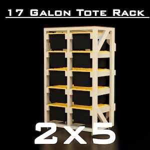 Könnte beinhalten: Ein Holz-Aufbewahrungsregal mit einer 2x5-Konfiguration, das zehn schwarze Behälter aufnimmt. Das Regal hat einen hellen Holzrahmen mit gelben Regalböden. Der Text "17 Gallon Tote Rack" steht oben.