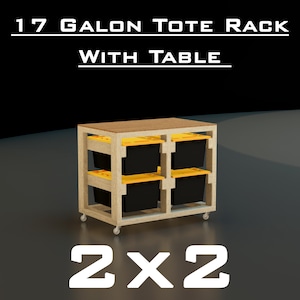 Könnte beinhalten: Ein hölzernes 2x2-Lagerregal mit Tischplatte, das vier schwarze Aufbewahrungsboxen mit gelben Deckeln enthält. Das Regal steht auf Rollen und der Text "17 Gallon Tote Rack With Table" steht oben.
