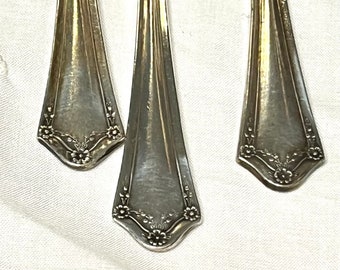 Oneida Community Primrose pattern Butter spreaders. par plate. 3 Butter spreaders. silver plate. silverplate