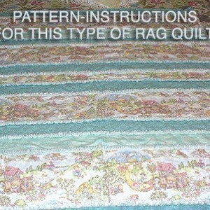 Puede incluir: Una colcha de retazos turquesa y blanca con un patrón de pequeñas casas y árboles. La colcha tiene una etiqueta de texto que dice "PATTERN-INSTRUCTIONS FOR THIS TYPE OF RAG QUILT".