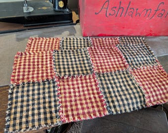 Dos caminos de mesa de retazos, rojo y negro rústico, cuadros pequeños de búfalo, camino de mesa de tela rústica, estilo casa de campo, decoración de casa de campo