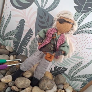 Piratenkunstpop Aadiah Renault: beeldje middeleeuwse krijgervrouw, gehaakt vest van stof