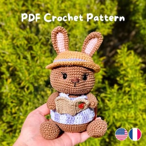 Patrón de crochet en PDF para un conejito lector – Conejito amigurumi con libro – Lindo conejito de peluche a crochet – Patrón digital en PDF – Tutorial en inglés y francés