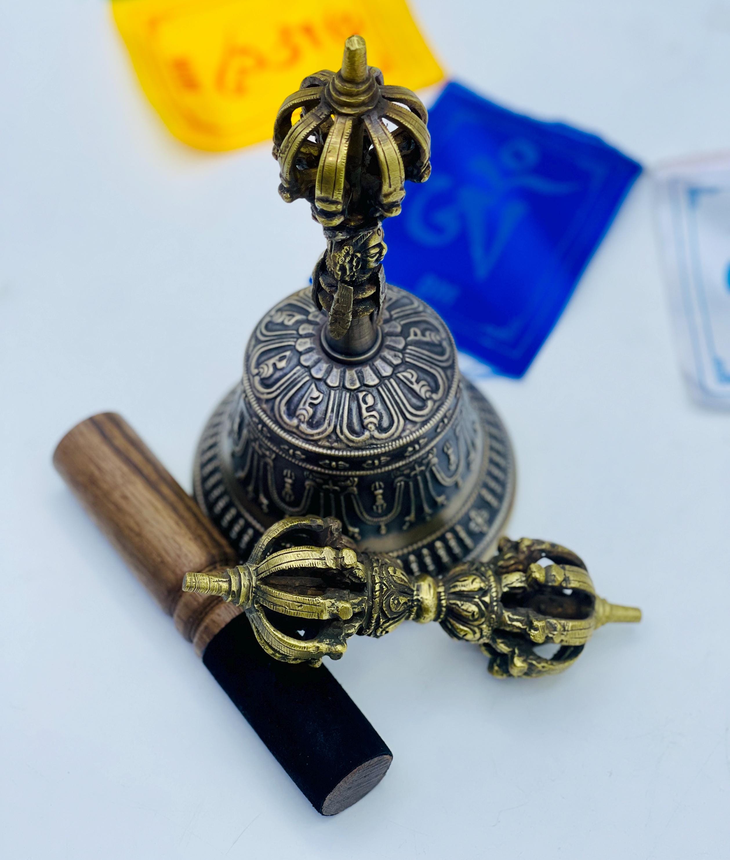 バジュラ（金剛杵）を使用した手作りのチベット鐘：ネパール仏教の瞑想