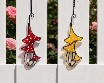 Niedlicher Pilz-Buntglas-Sonnenfänger, Feengarten-hängendes Dekor, bunte Fensterverzierung, Cottagecore Geschenk, handgemachte Glaskunst