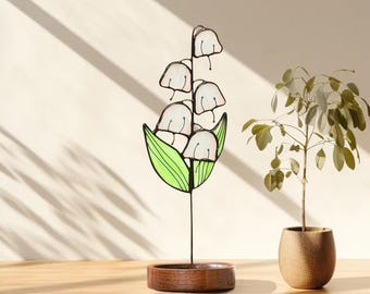 Lirio de los valles, flor de nacimiento de mayo, en vitral. Adorno primaveral hecho a mano para jardín o hogar. Regalo de felicidad y pureza para ella.