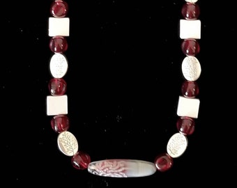 Ketting met rode glas- en zilveren kralen
