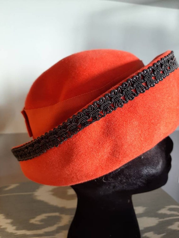 Vintage red felt fabric hat womans ladies.