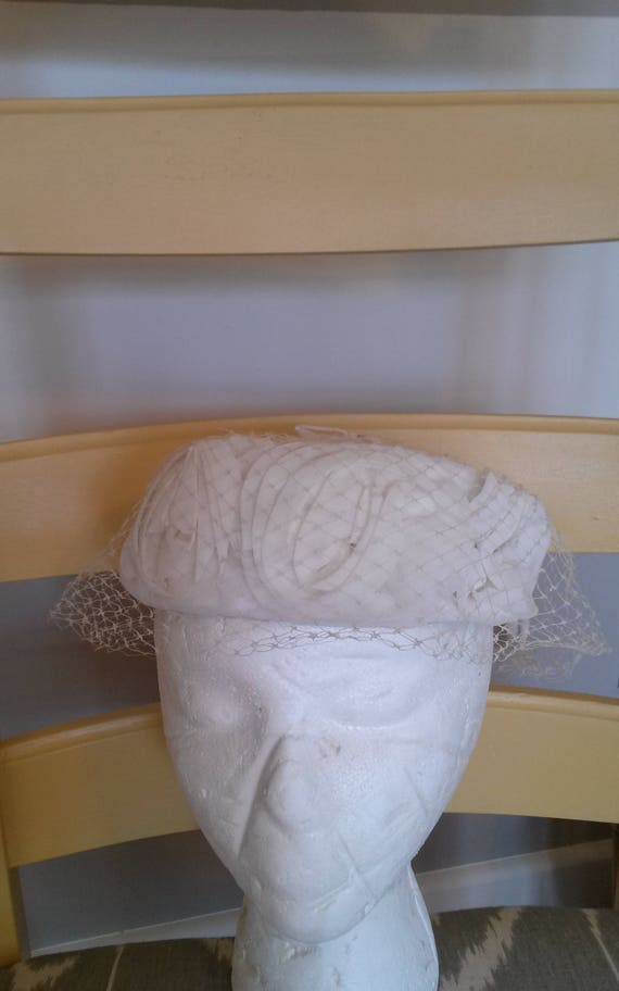 Vintage ivory white ladies hat with veil womans he