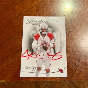 Cartão autografado por Kyler Murray Panini Prestige Football Arizona Cardinals Cartão autografado à mão com tinta vermelha sem COA