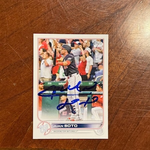 Juan Soto leicht verblasste Autogrammkarte Topps Baseballkarte Washington Nationals Handsignierte Karte ohne Papiere