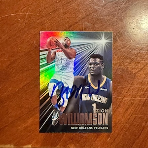 Zion Williamson signierte Karte Panini Chroniken Essentials Basketball New Orleans Pelicans handsignierte Karte ohne Echtheitszertifikat