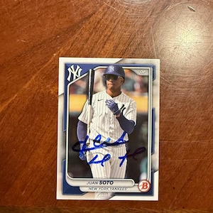 Juan Soto Slightly Faded Autogrammed Karte Topps Bowman Baseball New York Yankees Hand signierte Karte Kein COA All Star Blue Ink Seltene Erinnerungsstücke