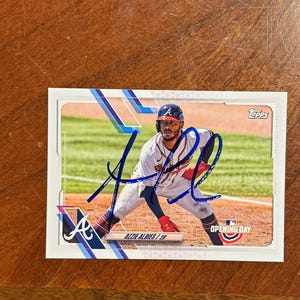 Ozzie Albies leicht verblasste signierte Karte von Topps Öffnungstag Baseball Insert Atlanta Braves handsignierte Karte ohne COA All Star Blue Ink Rare