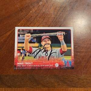 Carta autografata da Mike Trout, prima carta da baseball consecutiva All Star Game MVP Topps, carta firmata a mano dai Los Angeles Angels, senza certificato di autenticità.
