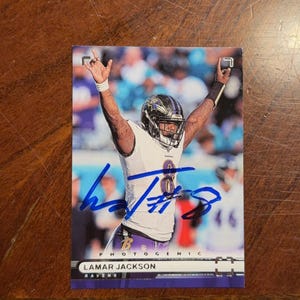 Cartão autografado levemente desbotado de Lamar Jackson, cartão de futebol fotogênico Panini Chronicles, cartão autografado à mão do Baltimore Ravens, sem certificado de autenticidade
