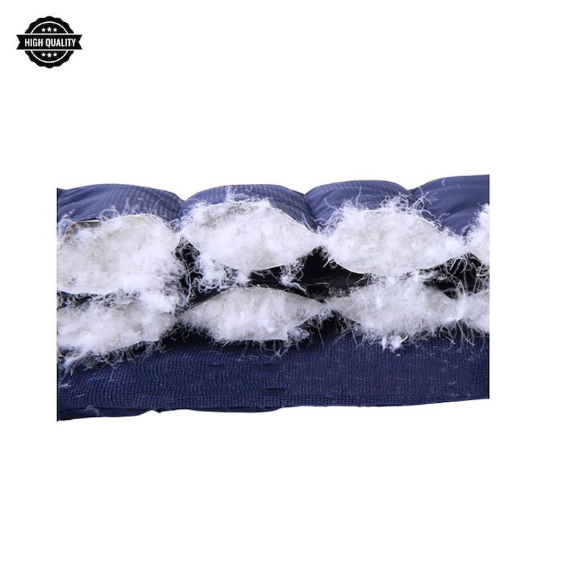 Pode incluir: Close-up de uma se&ccedil;&atilde;o de tecido acolchoado azul, revelando enchimento branco e fofo. A imagem mostra a textura e a constru&ccedil;&atilde;o do material, com as palavras "HIGH QUALITY" em um emblema preto e branco no canto superior esquerdo.