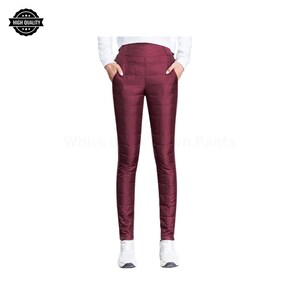 Pode incluir: Cal&ccedil;as de penas acolchoadas bord&ocirc; com cintura alta e bolsos. As cal&ccedil;as s&atilde;o mostradas com t&ecirc;nis brancos. A imagem tem um logotipo "High Quality". O texto "White Down Pants" &eacute; vis&iacute;vel.