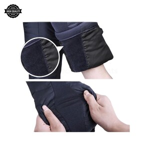 Pode incluir: Close-up de uma manga de casaco azul marinho escuro com punho preto. A manga apresenta um fecho de velcro e um design acolchoado. A imagem tamb&eacute;m mostra o casaco a ser segurado, destacando a sua flexibilidade. As palavras "HIGH QUALITY" est&atilde;o impressas no canto superior esquerdo.