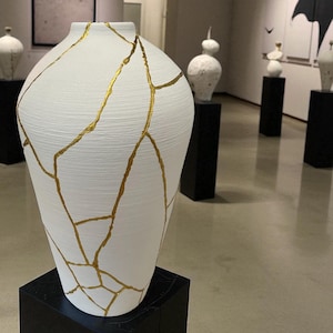 Modern Kintsugi Giraffe Floor Vase - Japanese Pottery with Gold Repair - Hand Painted Matte White Textured Ceramic - Urn Style/XL (H) 16.5in