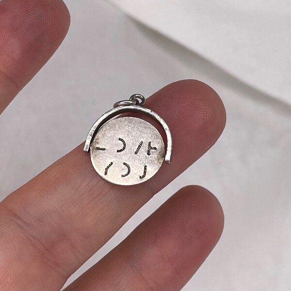 breloque vintage Je t'aime qui tourne en argent. Pendentif à breloques vintage en argent sterling pour collier ou bracelet à breloques. Message secret « Je t'aime »