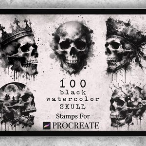 Może przedstawiać: Cyfrowa ilustracja 100 czarnych akwarelowych stempli z czaszkami do Procreate. Obraz przedstawia pięć różnych wzorów czaszek z różnymi szczegółami, w tym koronę, kapelusz pirata i kwiaty.