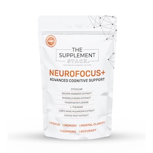 Könnte beinhalten: Ein weißer Beutel mit dem Text "THE SUPPLEMENT STACK" und "NEUROFOCUS+". Der Beutel listet Inhaltsstoffe wie Citicolin, L-Theanin und Löwenmähnen-Pilz-Extrakt auf. Stichwörter: Fokus, Gedächtnis, Geistige Klarheit, Lernen, Genauigkeit.