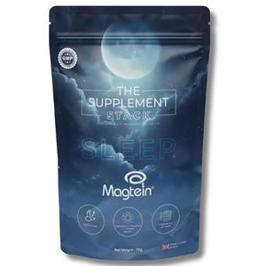 Peut inclure: Un sachet souple bleu foncé de complément alimentaire The Supplement Stack Sleep. L'avant présente un graphique de pleine lune, le texte "THE SUPPLEMENT STACK", "SLEEP" et "Magtein", ainsi que trois icônes circulaires, un logo GMP et "Net Weight: 72g".